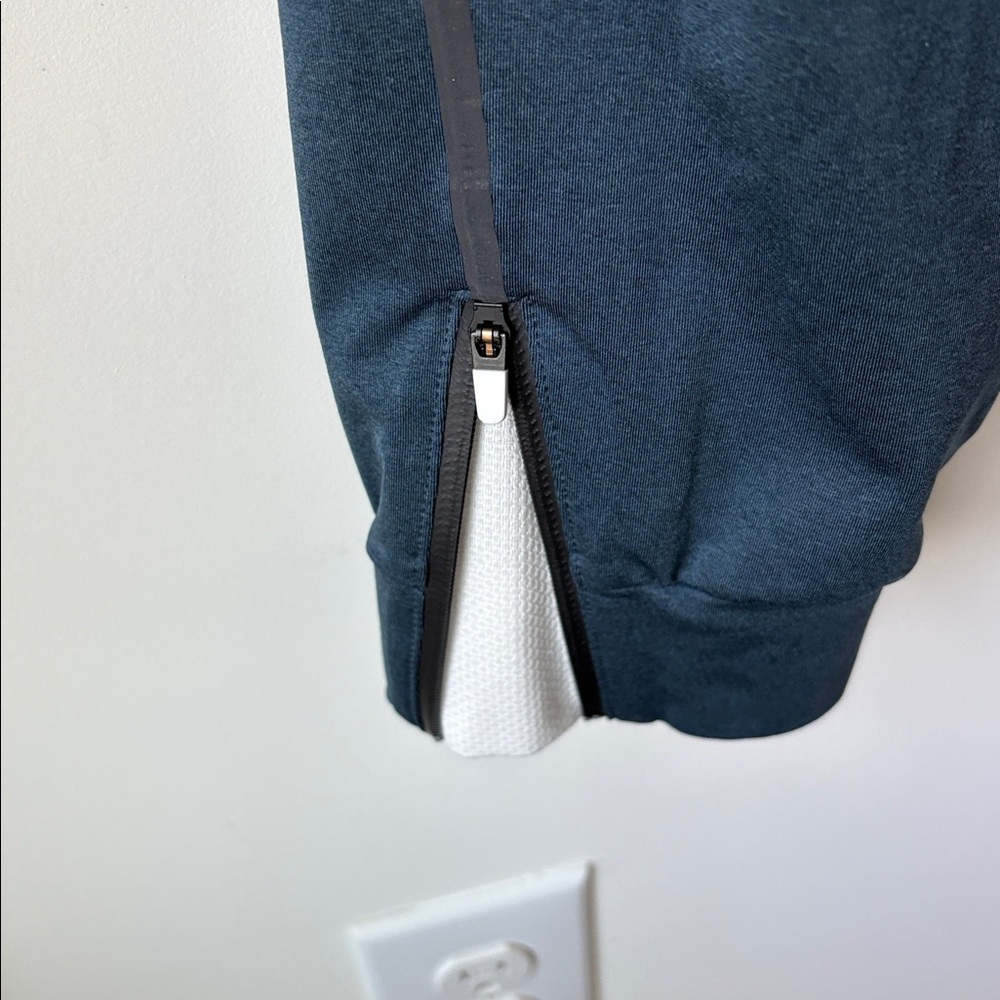 ON Running Pants Navy Pockets Zip Ankles Athletic Performance Size M Flaw* - Picture 8 of 14